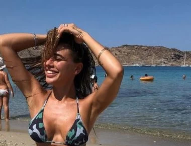 Η Κόνι Μεταξά πήγε παραλία και δημοσίευσε τις πιο αποκαλυπτικές πόζες της (φώτο)